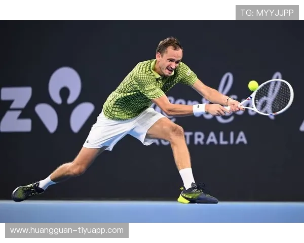 网球世界最新动态：梅德韦杰夫力克德约科维奇挺进决赛，女子单打争夺异常激烈