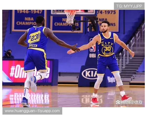 詹姆斯与库里再度对决 NBA新赛季激烈竞争愈发白热化